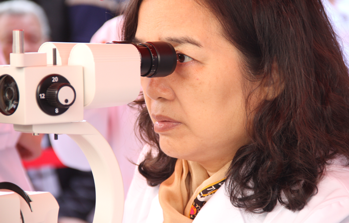 图为陈伟蓉教授为患者检查眼睛